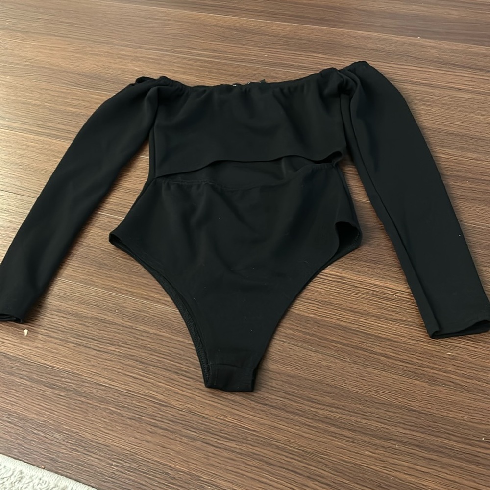 Boohoo black off the shoulder bodysuit
